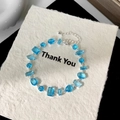 Dettaglio del bracciale in zircone blu cielo con cristalli geometrici e catena d'argento - Argento Blu Zircone