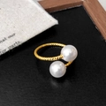 Detail van gedraaide gouden ring met twee witte parels en verstelbaar touwontwerp - Enkele Laag Stijl / Goud