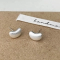 Macro di orecchini a fagiolo in argento con finitura in metallo spazzolato su carta - Orecchini a Bottone Argentati Spazzolati
