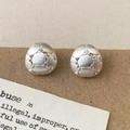Dettaglio macro di orecchini in argento opaco con finitura spazzolata e zirconi incastonati - Orecchini a Bottone Argentati Spazzolati / Argento