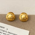 Macro di orecchini a perno in ottone placcato oro con texture spazzolata opaca e zirconi - Orecchino a bottone spazzolato color oro / Oro