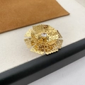 Elegante gouden opengewerkte bloemring met zirkonia op een warme getextureerde stof - Laser Gesneden Holle Bloemblad Zirkonia Stijl (4 Titanium Stalen Ring)