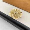 Anello a fiore dorato con perla bianca centrale e raffinato design traforato - Stile Perla con Petali in Maglia Traforata (6 Anello in Acciaio al Titanio)