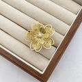 Anello a fiore dorato traforato con perla bianca centrale su espositore in lino - Stile Perla con Petali a Cascata Filigranata (7 Anello in Acciaio al Titanio)