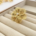 Anello a fiore in filigrana placcato oro con perla bianca centrale e design traforato - Stile Perla con Petali a Cascata Traforati (8 Anello in Acciaio al Titanio)