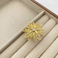 Elegante anello a fiore dorato traforato con perla centrale per gioielli da sposa - Stile Perla con Petali in Maglia a Doppio Strato (9 Anello in Acciaio al Titanio)