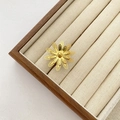 Anello regolabile a margherita dorata con petali traforati su display per gioielli - Stile a Forma di Margherita Traforata Radiale (12 Anello in Acciaio al Titanio)