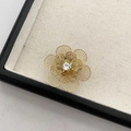 Squisito anello floreale traforato in finitura dorata con un diamante di cristallo al centro - Stile Strass Traforato in Filo d'Oro Denso (13 Anello in Acciaio al Titanio)