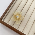 Raffinato anello floreale dorato con petali in filigrana e zircone centrale lucido - Stile Strass con Petali Multistrato in Metallo Spazzolato (14 Anello in Acciaio al Titanio)