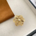 Elegante anello a fiore dorato con petali in filigrana e una perla bianca centrale - Stile Perla con Petali a Cascata Intrecciati (15 Anello in Acciaio al Titanio)