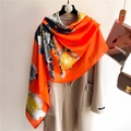 Detailansicht eines luxuriösen orangefarbenen Seidenschals mit großen Blumenmustern - Orange Abstrakte Große Blumenstil (XL133-2) / Orange Abstrakte Große Blume(XL133-2)