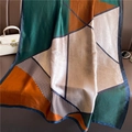 Luxuriöser Seidenschal mit geometrischem Farblock und Hahnentrittmuster für Damen - Dunkelgrüner und Oranger Geometrischer Patchwork-Stil (XL136-1)