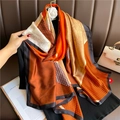 Luxuriöser Seidenschal mit orangefarbenem Hahnentrittmuster und geometrischem Design - Orangenbrauner und Schwarzer Geometrischer Patchwork-Stil (XL136-2)