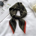 Elegante foulard di seta verde smeraldo con trama a spina di pesce e bordo rosso - Verde Militare