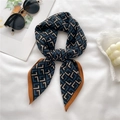 Eleganter Seidenschal mit geometrischem Muster in Marineblau und orangefarbenem Rand-Design - 68x68cm / Marineblau Gelber Rand (FR10-1)