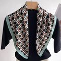 Dettaglio di sciarpa con motivo geometrico nero, bianco e caramello con bordo verde - Nero Caramello Verde Pallido Geometrico (FR26-3) / 68x68cm