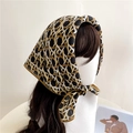Foulard vintage con motivo geometrico nero e oro indossato come fascia elegante - Nero Oro Geometrico (FR26-4) / 68x68cm