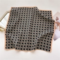 Dettaglio della sciarpa con motivo geometrico a maglia con bordo beige e decoro - Nero Verde Fagiolo Geometrico (FR26-5) / 68x68cm