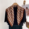 Dettaglio di un foulard quadrato con motivo geometrico a trama in arancione e marrone - Marrone Scuro Arancione Geometrico (FR26-6) / 68x68cm