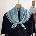 Hellblaues Seiden-Halstuch mit schwarzem Kettenmuster auf schwarzem Rollkragen - Hellblaues Kettengeometrisches Design (FR25-2)