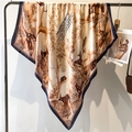 Foulard quadrato in raso con stampa di cervi retrò in champagne e blu navy effetto seta - Cervo della Foresta Champagne (FE157-1)