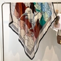 Dettaglio di un grande foulard di seta con stampa equina astratta e vivaci colori geometrici - Patchwork Cavallo Astratto (FE111-1) / 110X110CM