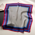 Dettaglio di sciarpa in seta a pois con bordi a contrasto rossi e blu chic - 70x70cm / Bordo Rosso