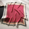 Foulard quadrato in seta a pois rossi con bordi geometrici su superficie neutra - 70x70cm / Rosa con Bordo Bianco