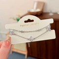 Gedetailleerde close-up van een zilveren dubbellaagse klaverarmband met witte zirkonia - Zilver