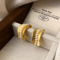 Detailansicht französischer Vintage-Ohrringe mit Goldbeschichtung und Perlen - Gold