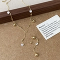 Detalle del collar de cadena dorada con cuentas pulidas y piedras de circón transparente - Dorado