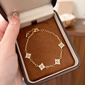Elegante bracciale dorato con stelle in zircone in confezione regalo tenuto da modella - Oro Bianco Zircone