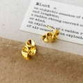Detailansicht abstrakter goldener geometrischer Ohrstecker in minimalistischem Stil - Gold