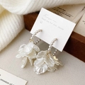 Elegantes pendientes de perlas con pétalos de flores de acrílico blanco lechoso - Estilo de Pétalo con Aro de Perlas (A-345)