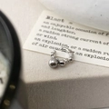 Macro di un ear cuff argento con perla grigia e accenti di diamanti scintillanti - Argento
