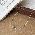 Vue détaillée d'un collier chaîne serpent argenté avec un pendentif boule en cristal - Perle en Strass / Argenté