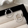 Minimalistische silberne mehrlagige Creolen mit Doppelringen auf einer Schmuckschatulle - Doppellagiger Kreis-Stil (A-84) / Silber