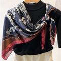 Elegante foulard in raso 110cm con motivi floreali vintage e piume di pavone su un top - 110cm / Stile Bordo Rosso (FE122-1)