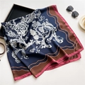 Sciarpa di seta con pavone e peonia blu scuro, elegante scialle in raso da 110 cm - Pavone Peonia Rosa Navy (FE122-1)