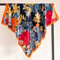 Detailansicht des großen marineblauen Seidenschals mit Blumen und orangefarbenem Saum - Orangefarbene Kante
