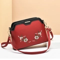 Bolso bandolera rojo oscuro con bordado floral blanco y detalles metálicos dorados - Rojo