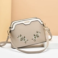 Elegante bolso bandolera beige con bordado floral y logotipo metálico dorado - Caqui