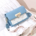 Bolso bandolera azul y beige con diseño de corazón, hebilla floral y correa bordada ancha - Azul