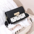 Bolso bandolera elegante en blanco y negro con acolchado de corazón y correa ancha - Negro
