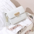 Sac bandoulière blanc matelassé cœur avec large sangle brodée fleurie et fermoir cœur - Blanc Cassé