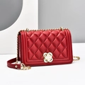 Rote Stepptasche mit goldenem Blumenverschluss und einem Mix aus Ketten-Schultergurt - Rot