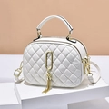 Bolso bandolera de piel sintética acolchada blanca con borla dorada y asa superior - Blanco