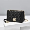Klassische schwarze Stepptasche mit goldenem Kleeblatt-Verschluss und Kettenriemen - Schwarz