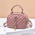 Bolso bandolera rosa de piel acolchada con asa superior y detalle de borla dorada - Rosa