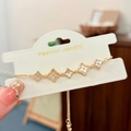 Detalle de la pulsera ajustable dorada con cinco dijes de estrella en nácar - Dorado
